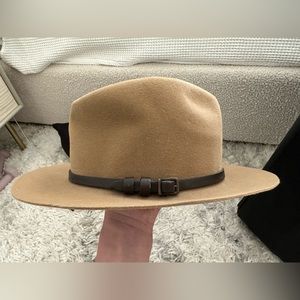 Club Monaco light camel hat size P/M 100% Feutre Angora